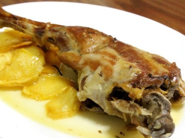 PIERNA DE CABRITO AL HORNO