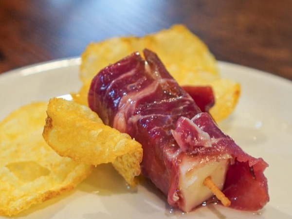 Pincho de queso y cecina