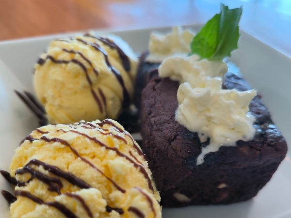BROWNIE CON HELADO