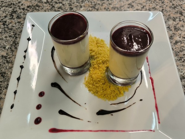 PANNA COTTA CON SALSA DE FRAMBUESA