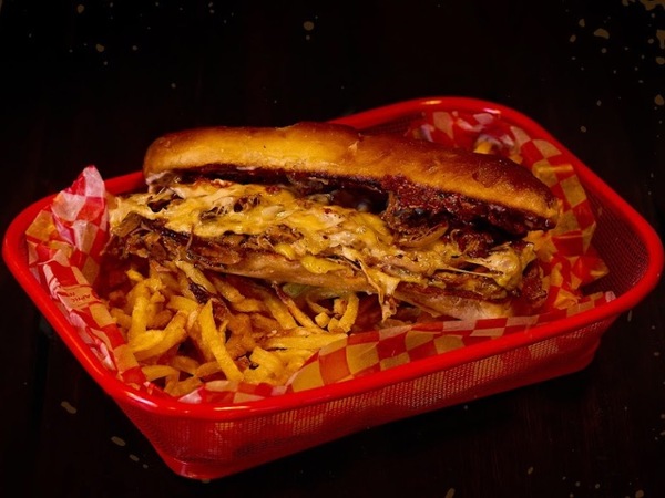 Sandwich Brisket. Col blanca y morada , cebolla caramelizada pepinos bbq bourbon y queso gratinado.