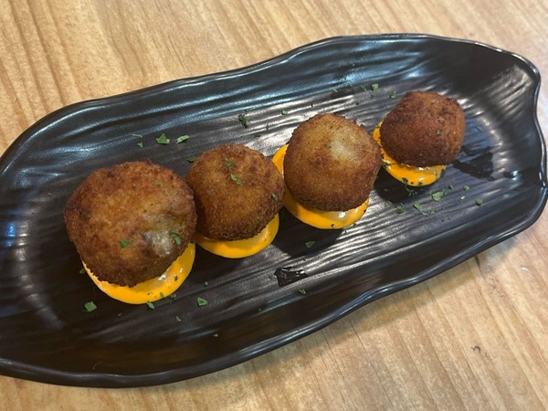 Croqueta de carne con mayonesa de piquillos.
