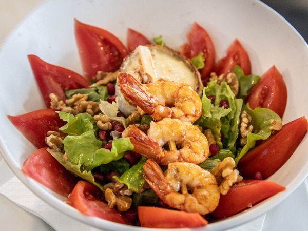 ENSALADA OTOÑAL CON QUESO DE CABRA ASADO Y GAMBON