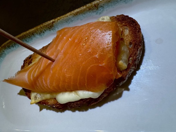 TOSTA DE SALMÓN AHUMADO CON QUESO ARZÚA ULLOA
