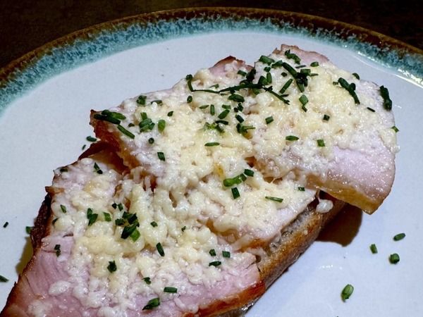 TOSTA DE LACÓN CON QUESO ARZÚA ULLOA