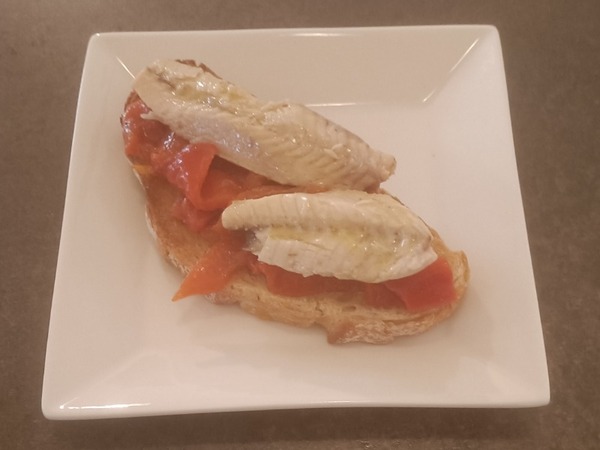 TOSTA DE CABALLA CON PIMIENTOS ROJOS