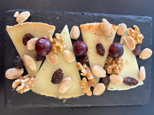Tapa de quesos variados curados