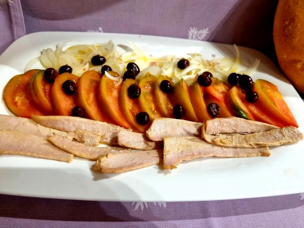 TOMATE CON VENTRESCA, CEBOLLA Y ENCURTIDOS