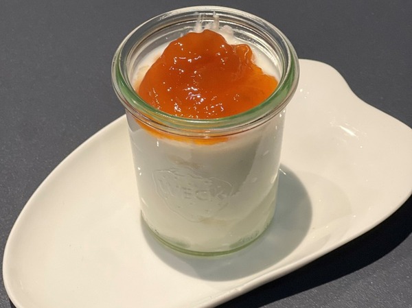 Yogurt griego con mermelada de melocotón