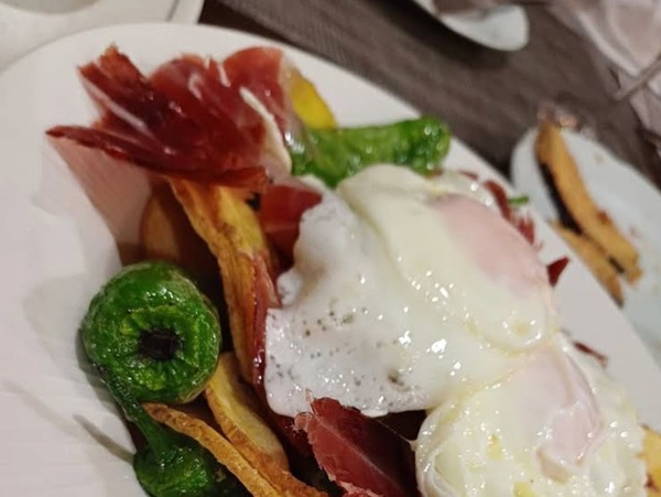 Patatas, pimientos y jamón ibérico