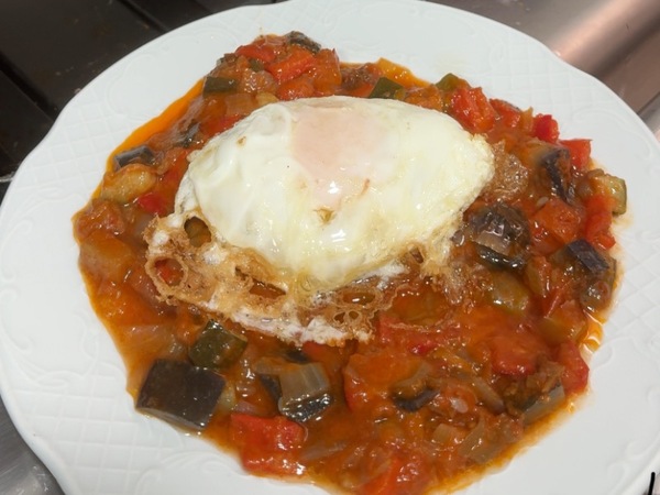 Pisto con huevo campero 