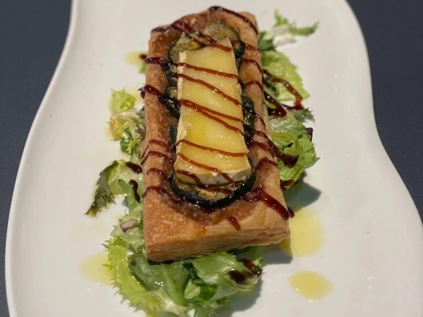 Mil hojas de verdura asada con queso de cabra.