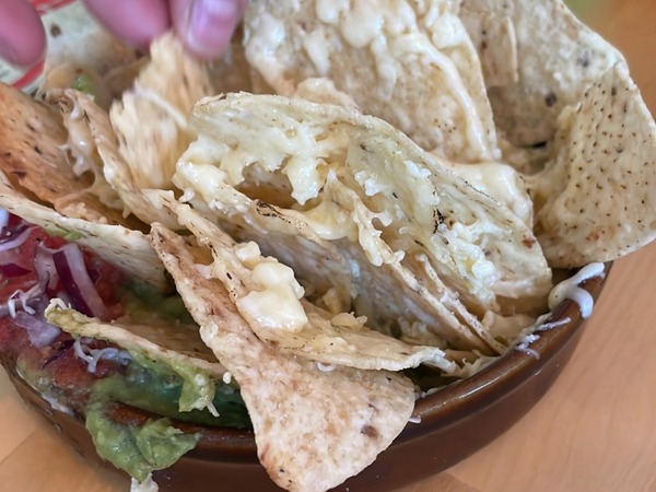 NACHOS CON GUACAMOLE Y CHEDDAR