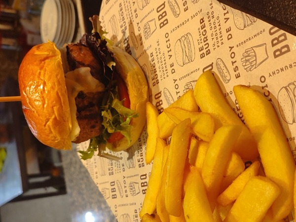 HAMBURGUESA CLÁSICA Con patatas 