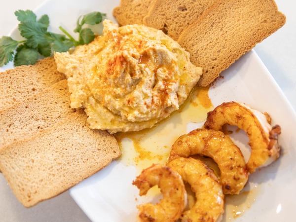 HUMUS CON COLITAS DE GAMBOM ASADAS EN ACEITE DE  SÉSAMO NEGRO Y CEBOLLINO 