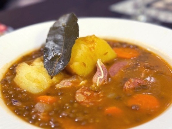 Lentejas con oreja y chorizo