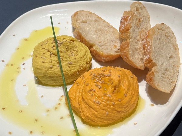 Duo de hummus de pimientos y Masel hanout.