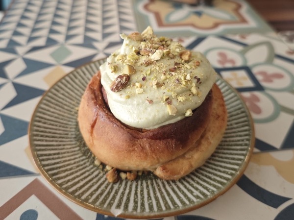 Cinnamon roll with pistachio cream