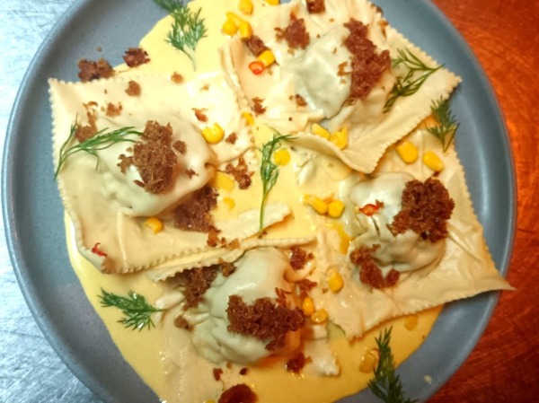 Raviolones de carrillera con salsa de maiz