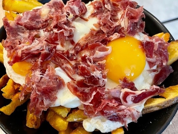 Uova fritte con patate