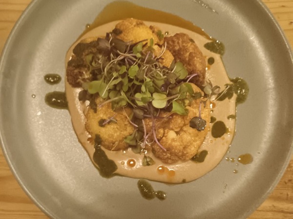 Coliflor con crema de almendra tostada