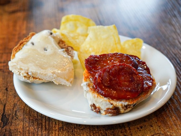 Tosta de queso Andazul y chorizo picante
