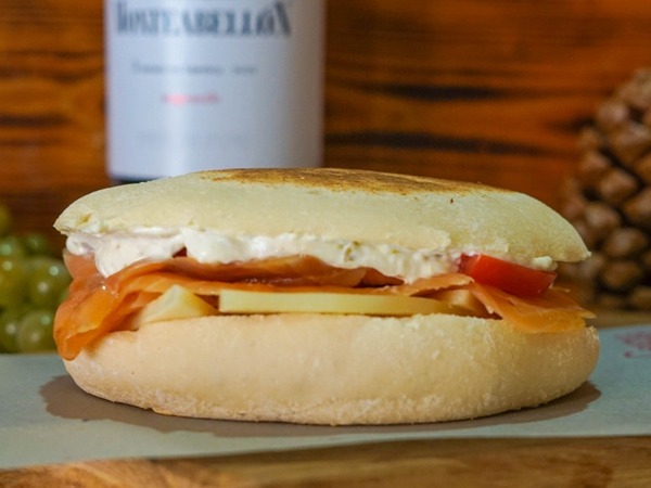 Salmón con Queso y Salsa Jalapeño