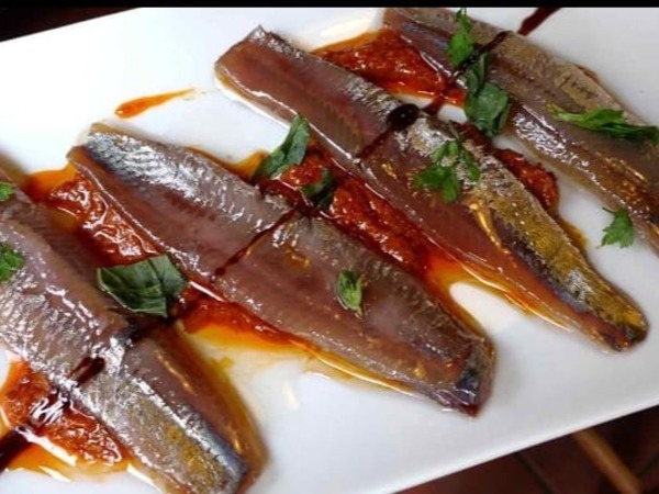 Sardinas ahumadas sobre tomates deshidratados 