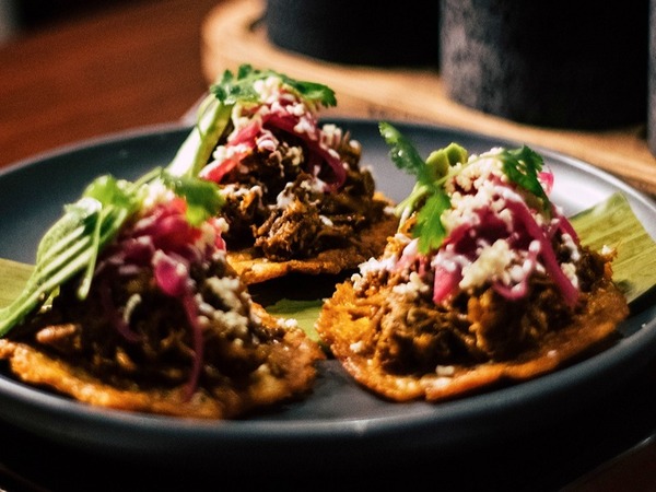 TOSTONES DE COCHINITA PIBIL