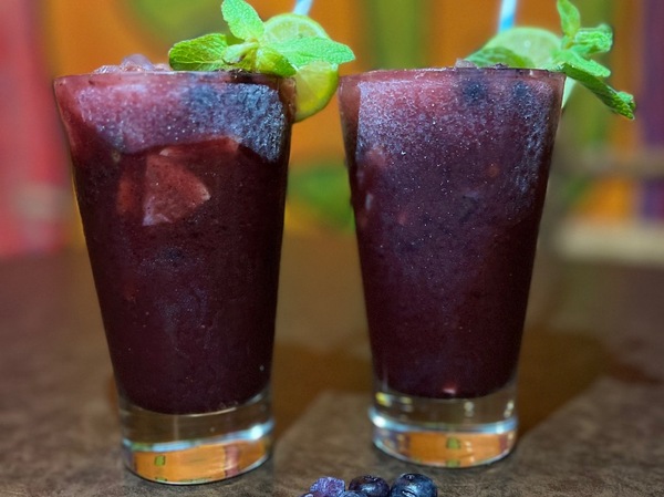 2 MOJITOS DE ARÁNDANO 