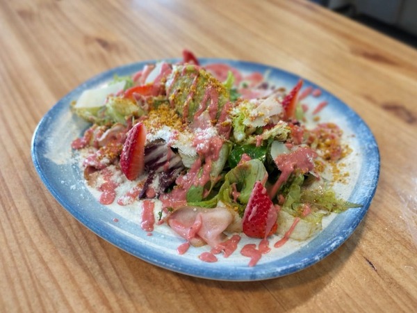 Ensalada de ¨Roast beef¨. y fresas.