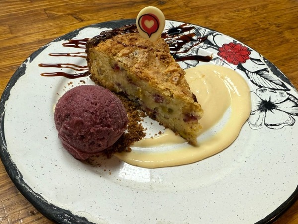 Browie de chocolate blanco con pistacho y frambuesa, acompañado de helado de chocolate blanco 