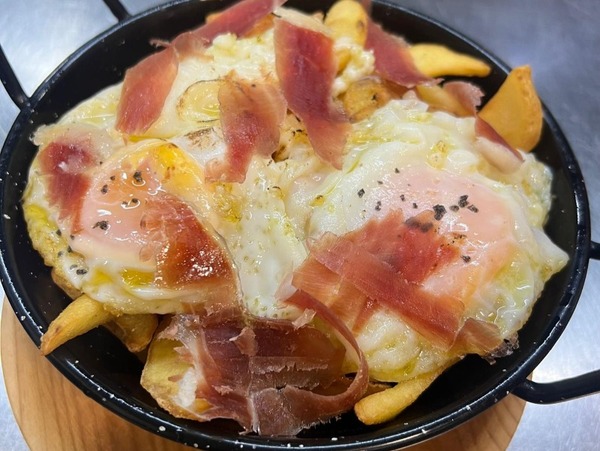 Huevos fritos con patatas y jamon iberico
