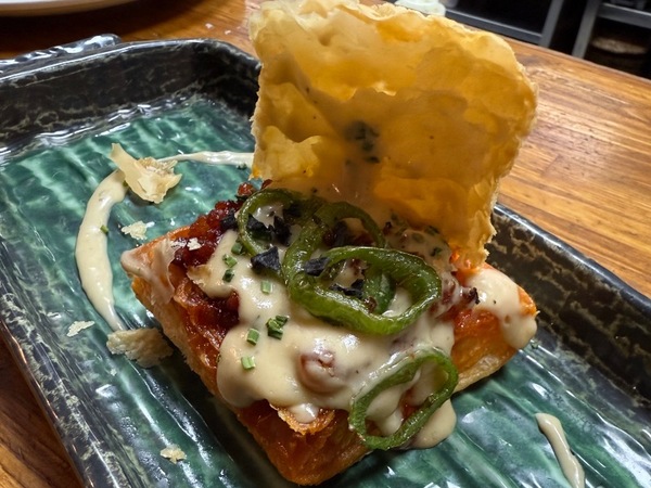 Hojaldre de chorizo y miel, al graten de cuatro queso y pimiento  fri