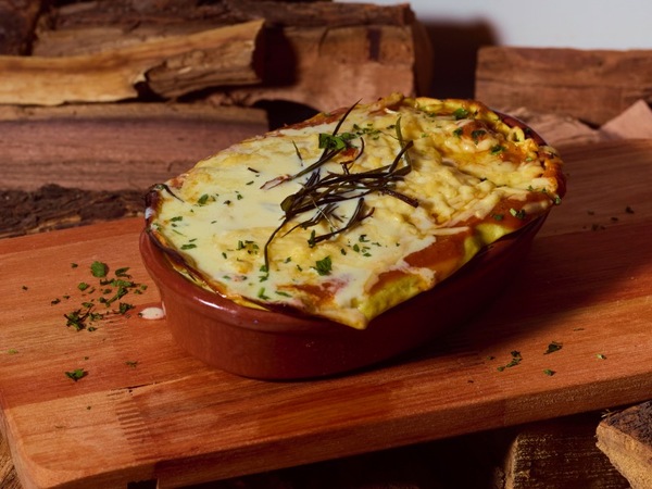 Lasagna de verduras y carne ahumada en duo de salsas 