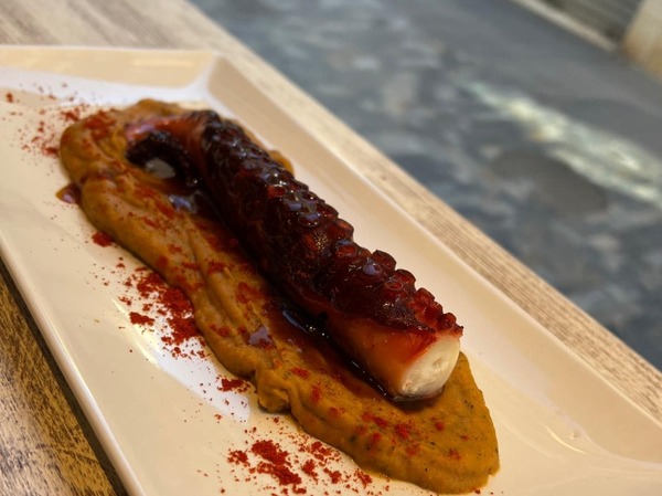 PATICA DE PULPO SOBRE HUMMUS DE CALLOS DE TERNERA Y SALSA DE ANGUILA AHUMADA