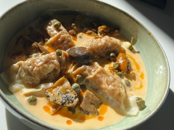 GYOZAS DE PRESA IBERICA LAQUEADA Y NARANAJA CON SALSA STROGONOFF CON ALCAPARRAS Y SETAS CONFITADAS