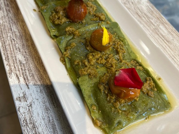 RAVIOLI DE VERDURITAS CON PESTO GENOVES, TRUFA BLANCA, AOVE Y PARMESANO
