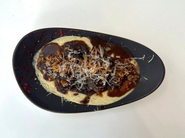 CARRILLERAS DE CERDO CONFITADAS SOBRE PARMENTIER DE PATATA Y TRUFA BLANCA