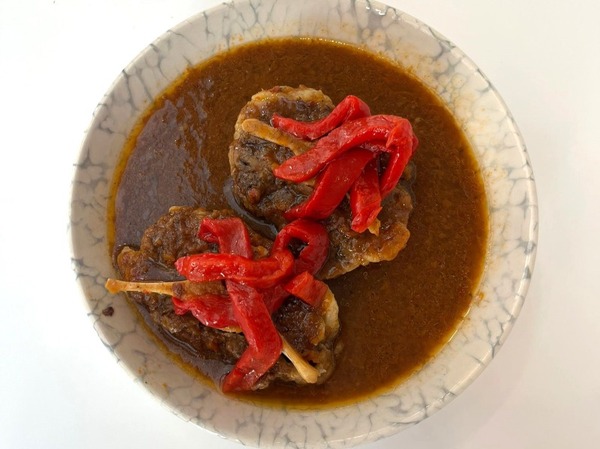 RABO DE TORO EN SU SALSA CON PIMIENTOS ROJOS ASADOS