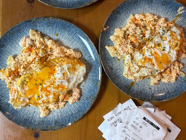 Ensaladilla de gambon al ajillo con huevo frito 