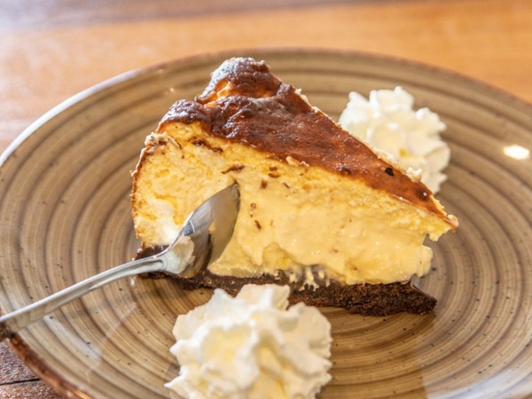 TARTA QUESO HORNO CON BROWNIE