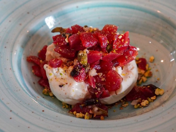 Descargamento de atún rojo, burrata y pistachos
