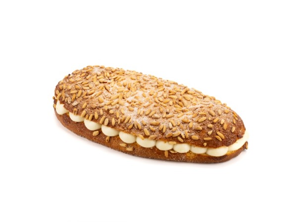 Coca de brioix y piñones rellena de crema