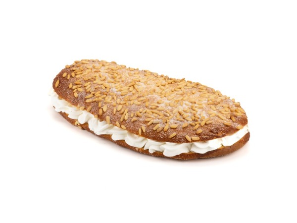 Coca de piñones rellana de nata vegetal