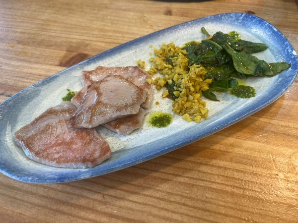 Lomo de Atún plancha ``vuelta y vuelta ´´ con salteado de espinacas al pimentón y cuscús de coliflor
