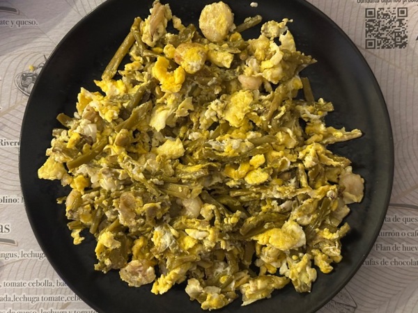 Revuelto de ajetes y gambas