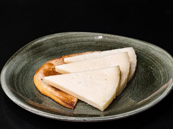 QUESO DE OVEJA CON ROMERO