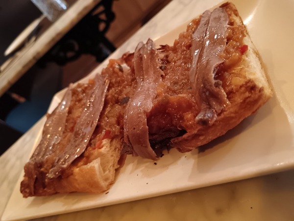 Coca-brood met ansjovis en ratatouille