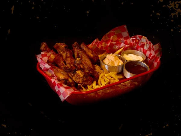 Alitas ahumadas y fritas con variedad de salsas